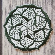 Декоративна серветка з вишивкою, біло-темно-зелена