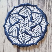 Декоративна серветка з вишивкою, біло-синя