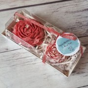 Набір свічок ручної роботи у подарунковому пакуванні Півонії з ароматом чорної вишні мерло.