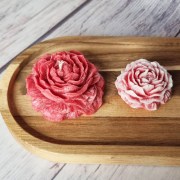 Набір свічок ручної роботи у подарунковому пакуванні Півонії з ароматом чорної вишні мерло.