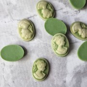 Кабошон Камея салатовый