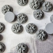 Кабошон цветок 13 мм, серый, 1 штука